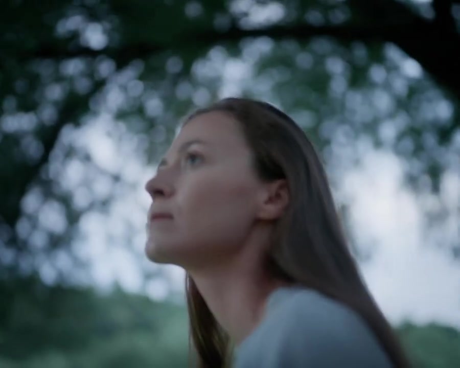 Dłonie w świetle słońca – kadr z filmu Agnieszki Mastalerz